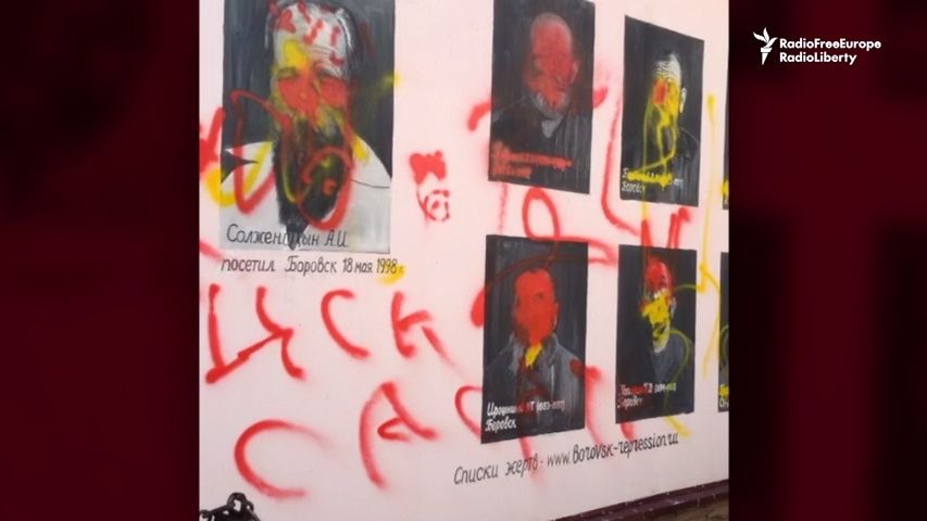 Video: Ze zdí ruského města shlíží portréty obětí stalinských represí